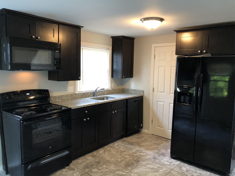 87 S Silver Ln in Sunderland, MA - Building Photo