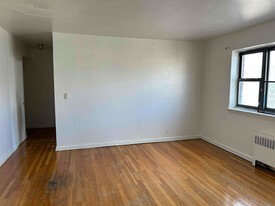 283 Stegman Pkwy in Jersey City, NJ - Building Photo - Building Photo