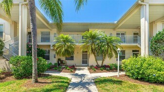 4655 Tower Hill Ln in Sarasota, FL - Building Photo