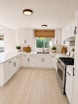 385 N Harwood St in Orange, CA - Building Photo