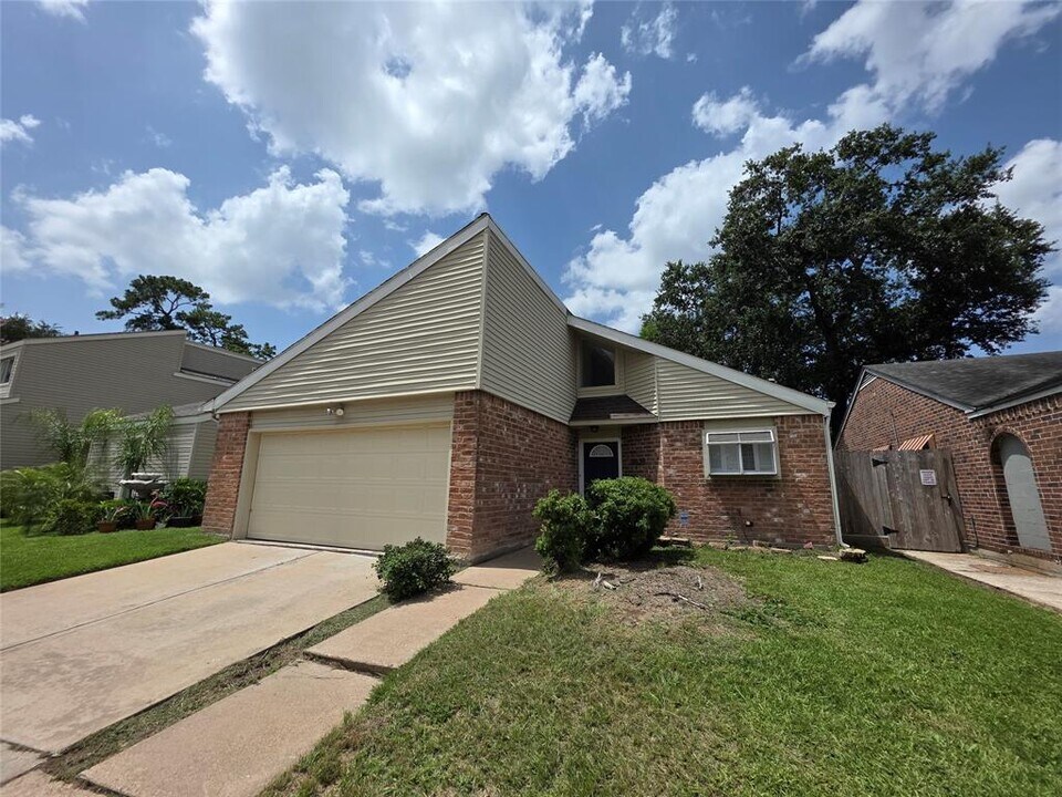 5026 Birchmont Dr in Houston, TX - Building Photo