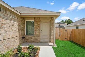 25745 John Wayne Dr in Splendora, TX - Foto de edificio - Building Photo