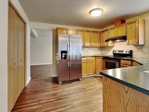 1302 NW 4th St in Battle Ground, WA - Foto de edificio - Building Photo