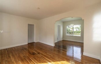 1035 NW 47th St in Miami, FL - Building Photo - Building Photo