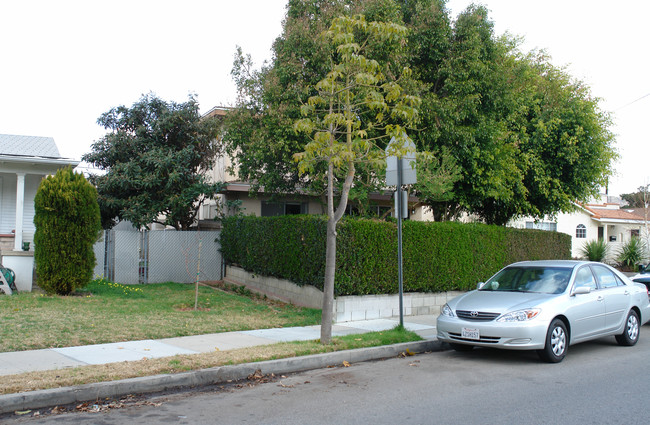 1319 E Garfield Ave in Glendale, CA - Building Photo - Building Photo