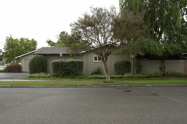 6087 N Palm Ave in Fresno, CA - Building Photo - Building Photo