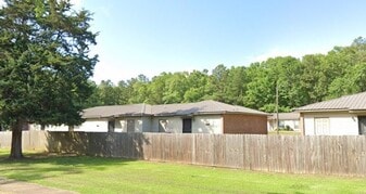 206 Edgewood Dr in Fort Deposit, AL - Building Photo