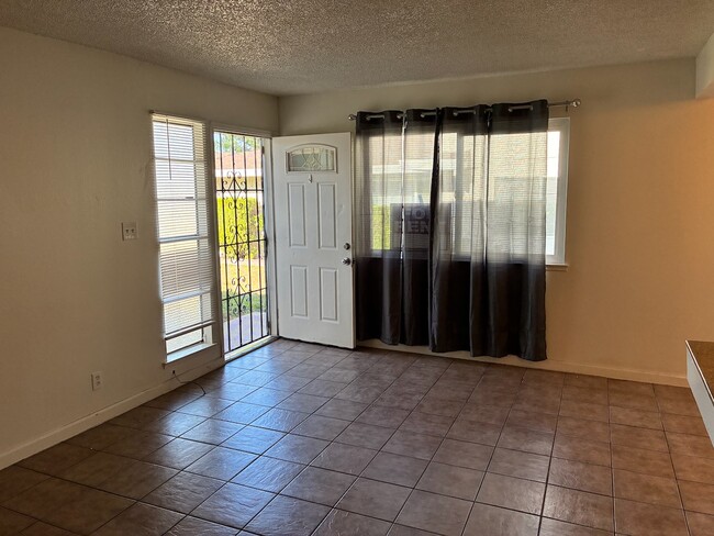 4533 Greenholme Dr in Sacramento, CA - Building Photo - Building Photo