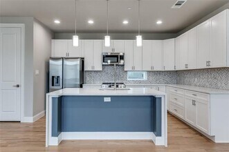 4401 Cabell Dr in Dallas, TX - Building Photo - Building Photo