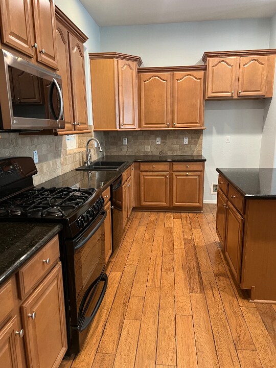 15390 W Old Oak Ln in Surprise, AZ - Building Photo
