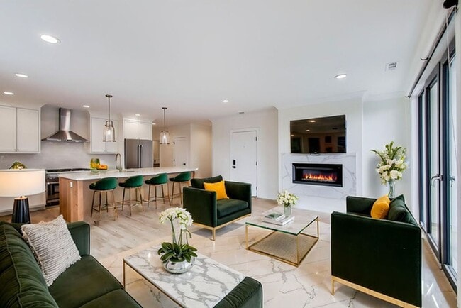property at 5015 N Lincoln Ave