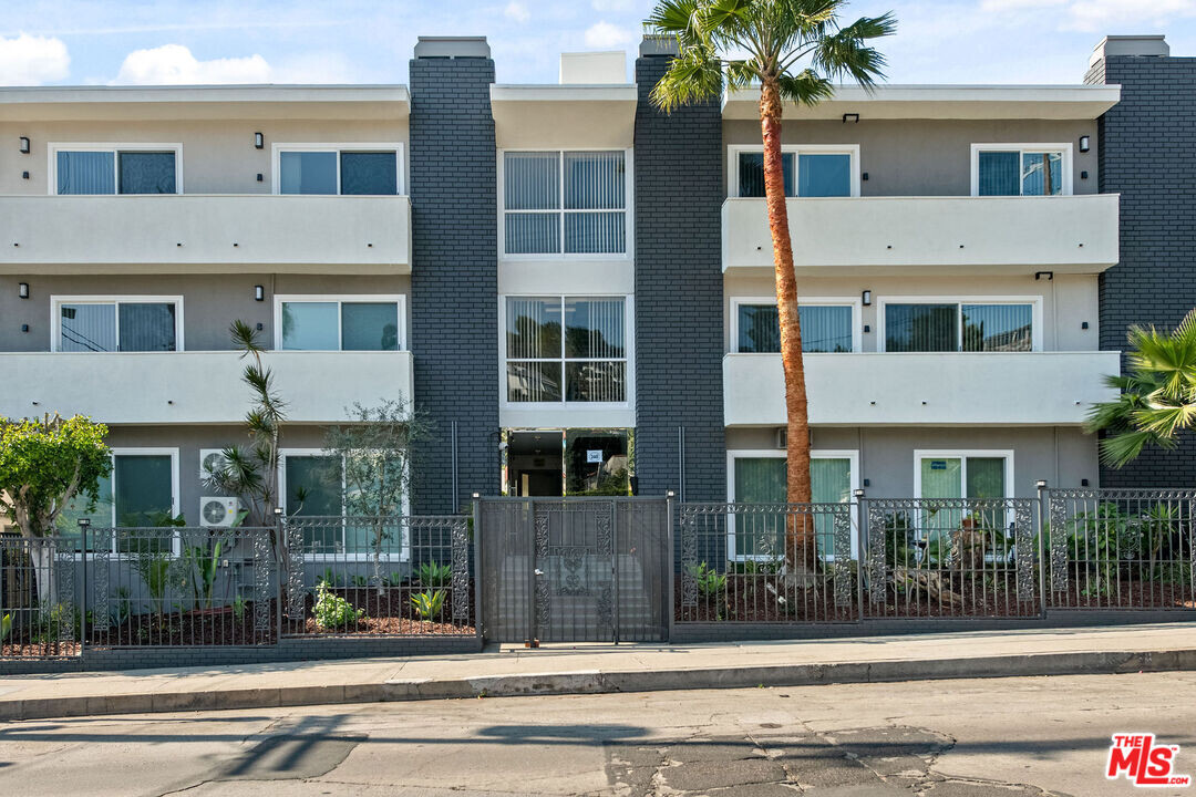 2447 Beachwood Dr in Los Angeles, CA - Building Photo