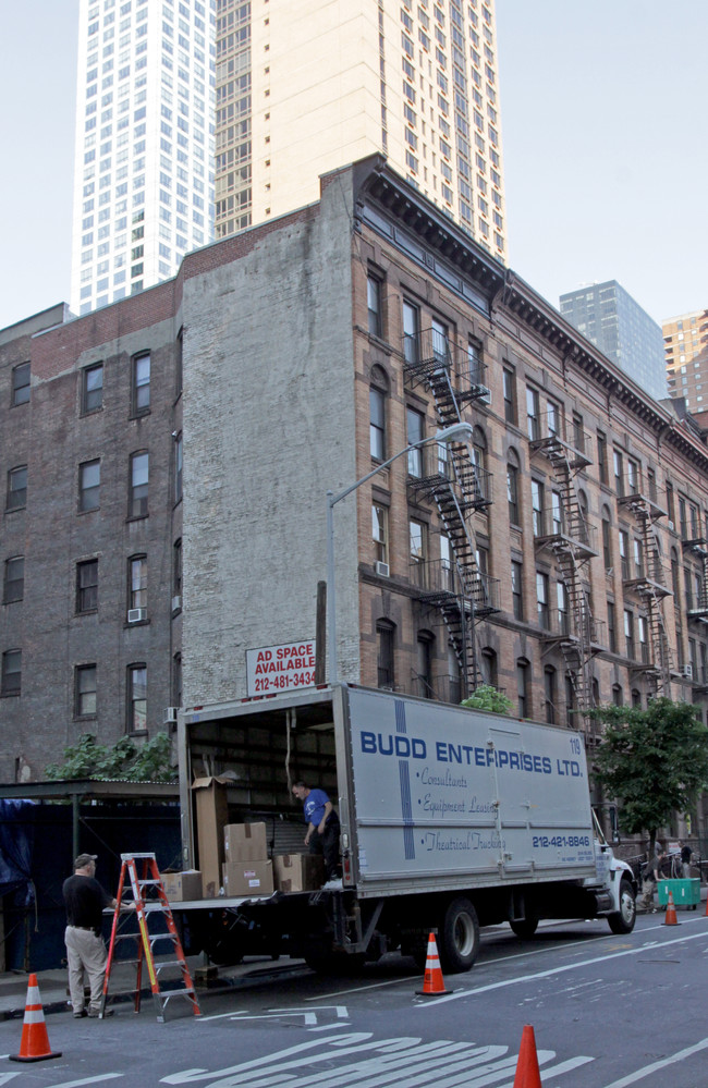 324-330 W 43rd St in New York, NY - Foto de edificio - Building Photo