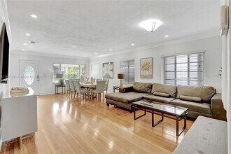 33 SW 20th Rd in Miami, FL - Building Photo - Building Photo