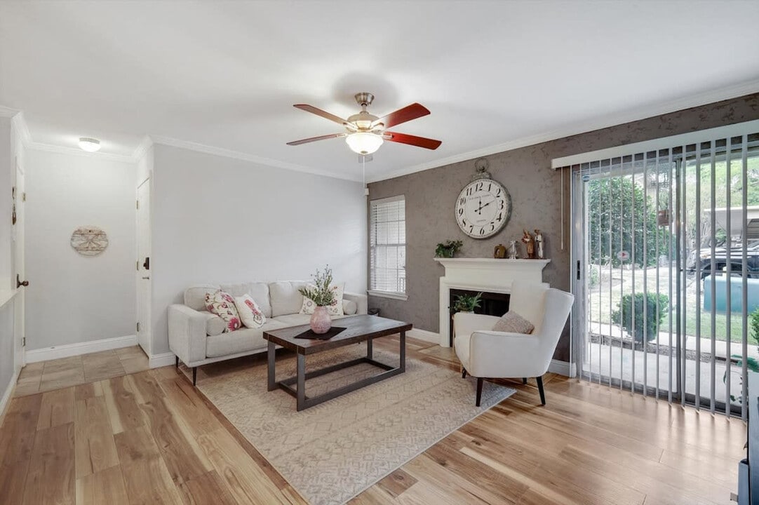 5300 Keller Springs Rd in Dallas, TX - Building Photo