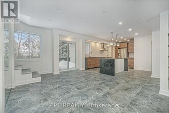 2112 Alta Vista Dr in Ottawa, ON - Building Photo - Building Photo