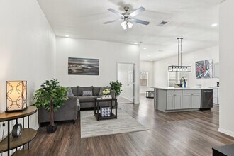 744 E Bluebonnet Dr in Granbury, TX - Building Photo - Building Photo