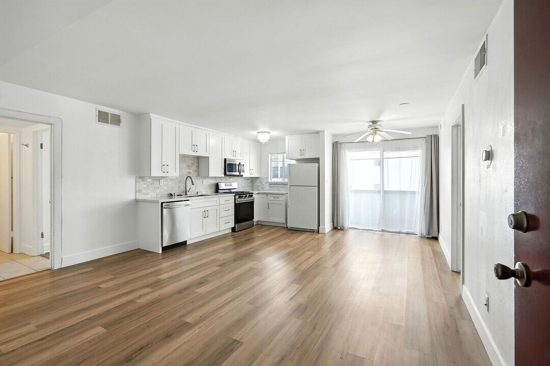 18530 Hatteras St in Los Angeles, CA - Building Photo