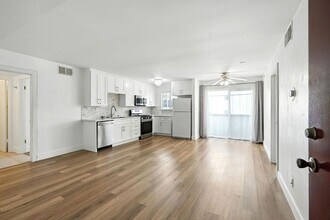 18530 Hatteras St in Los Angeles, CA - Building Photo - Building Photo