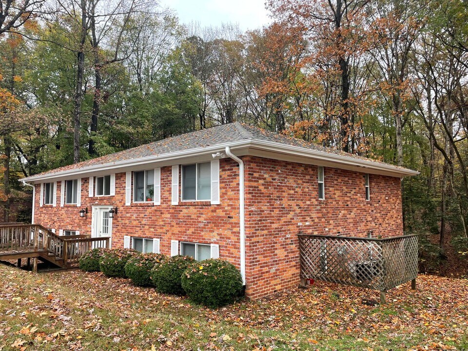 145 Albemarle Dr in Williamsburg, VA - Building Photo