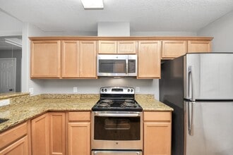 1324 S Johnson St in Alvin, TX - Foto de edificio - Building Photo