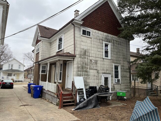 1112 61st St, Unit Back lower unit in Kenosha, WI - Building Photo - Building Photo