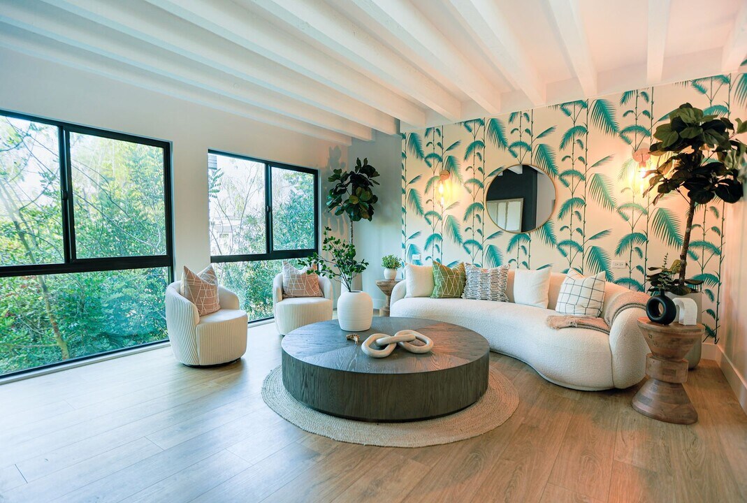 319 Heliotrope Ave in Newport Beach, CA - Building Photo