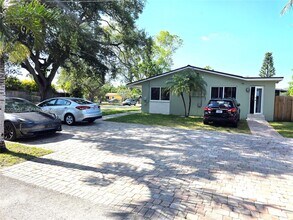 2111 N 26th Ave in Hollywood, FL - Building Photo - Building Photo