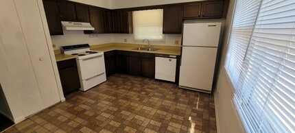 4061 Charleston Rd in Matteson, IL - Foto de edificio - Building Photo