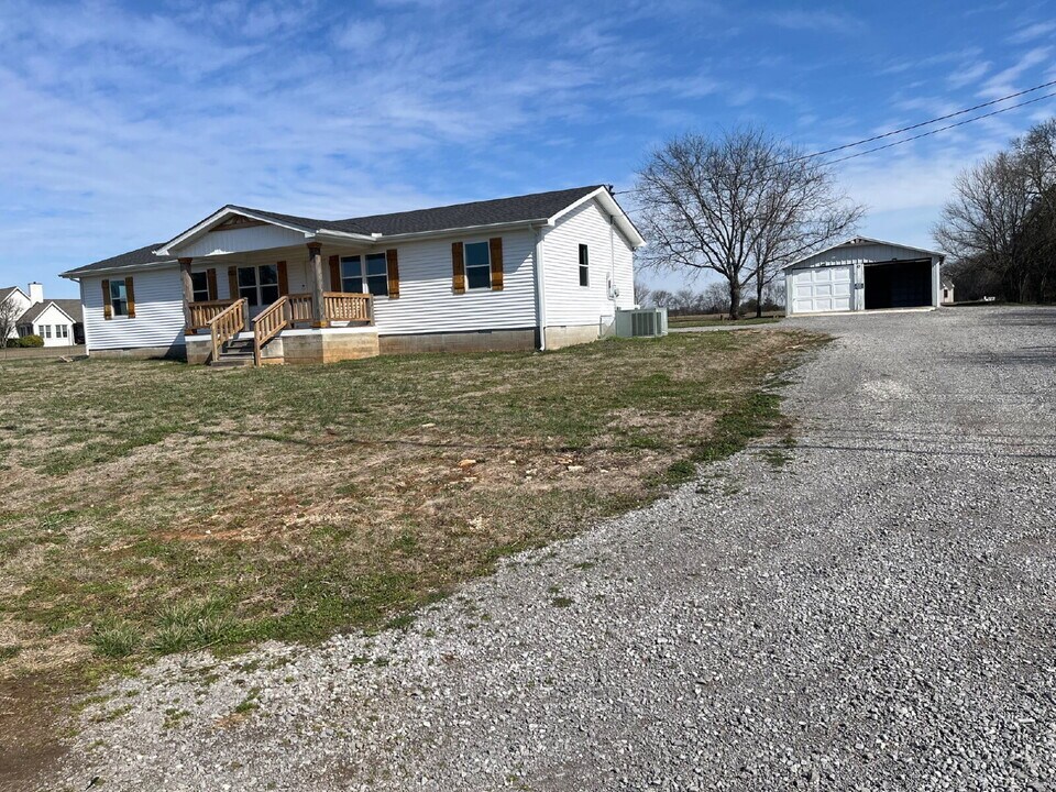 9155 Concord Rd in Rockvale, TN - Building Photo