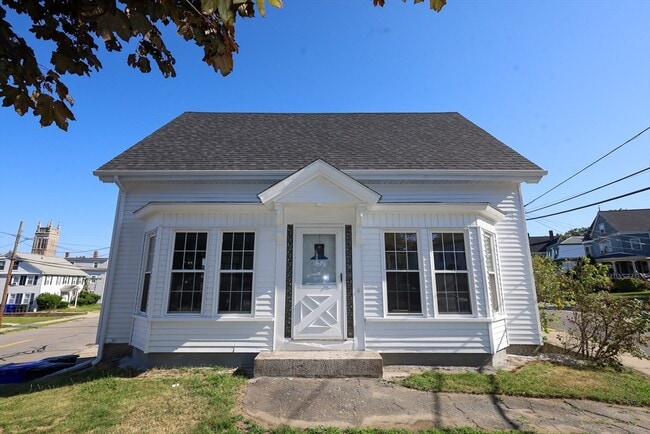 93 School St in Milford, MA - Foto de edificio - Building Photo