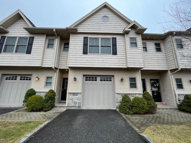 50 Sintsink Dr E in Port Washington, NY - Building Photo - Building Photo