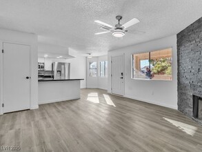805 Rock Springs Dr in Las Vegas, NV - Building Photo - Building Photo