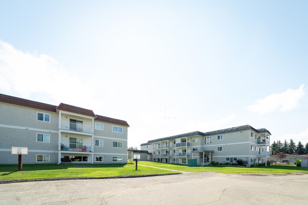 Pine Grove Apartments in Prince George, BC - Building Photo