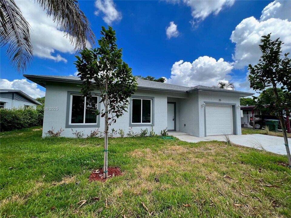 2531 NW 16th Ct in Fort Lauderdale, FL - Building Photo