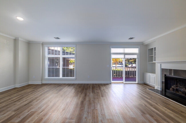 Queens at Granville in Charlotte, NC - Building Photo - Interior Photo