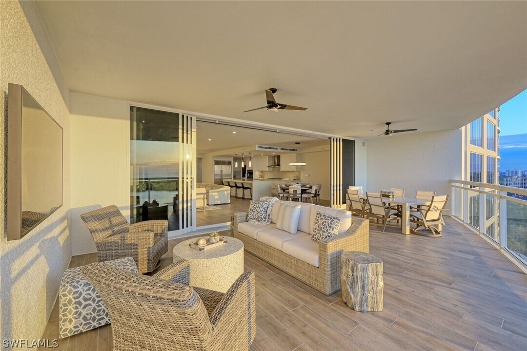 13935 Old Coast Rd in Naples, FL - Foto de edificio