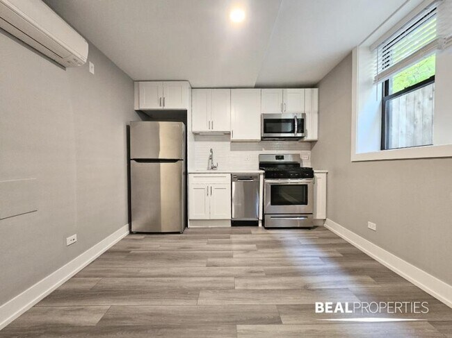 3935 N Janssen Ave in Chicago, IL - Building Photo - Building Photo