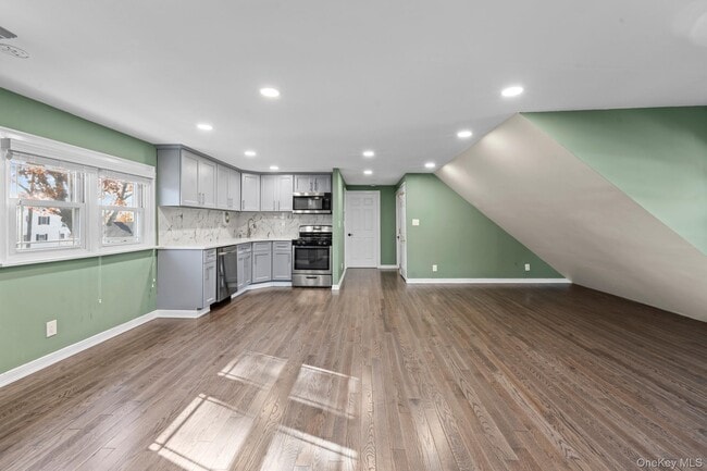 205 E John St in Lindenhurst, NY - Building Photo - Building Photo