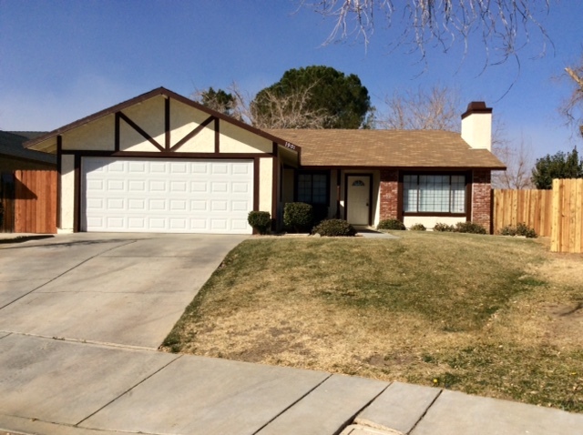 1901 E Avenue R3 in Palmdale, CA - Building Photo