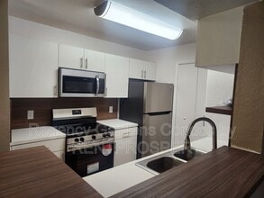 5540 Devonbriar Way in Orlando, FL - Building Photo - Building Photo