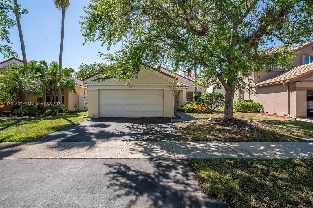 775 Falling Water Rd in Weston, FL - Foto de edificio