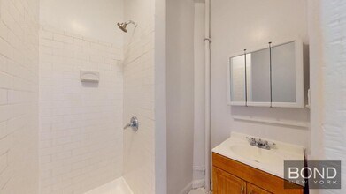 1073 1st Ave in New York, NY - Building Photo - Building Photo