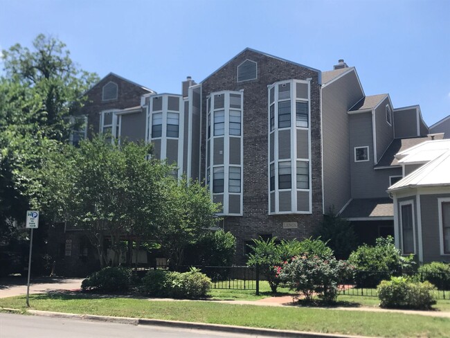 property at 915 W 23rd St