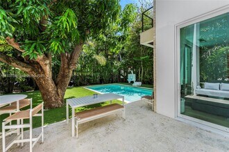 335 W 46th St in Miami Beach, FL - Building Photo - Building Photo