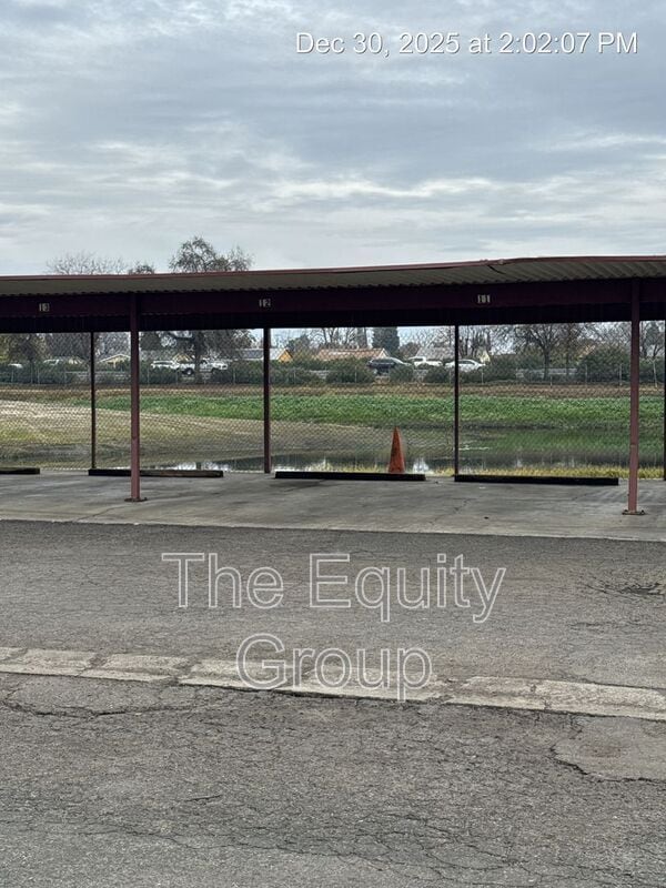 352 S Blackstone St in Tulare, CA - Foto de edificio - Building Photo