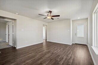 10422 Red Cardinal Dr in Cleveland, TX - Building Photo - Building Photo