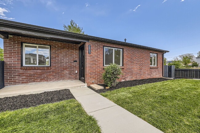 property at 2823 W Archer Pl