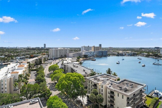 137 Golden Isles Dr in Hallandale Beach, FL - Building Photo - Building Photo