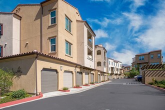 Arrow Vista Village in Upland, CA - Foto de edificio - Building Photo